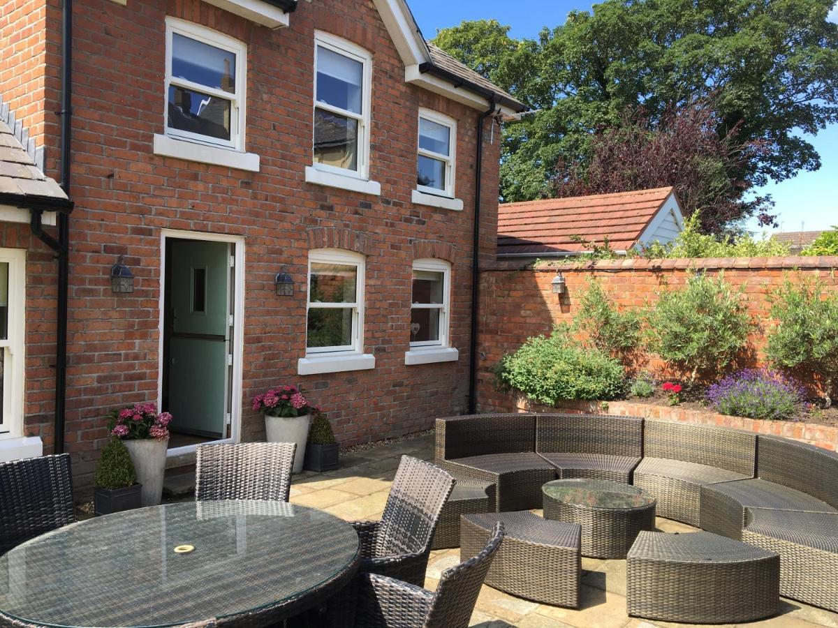 The Coach House Villa Southport Exterior photo